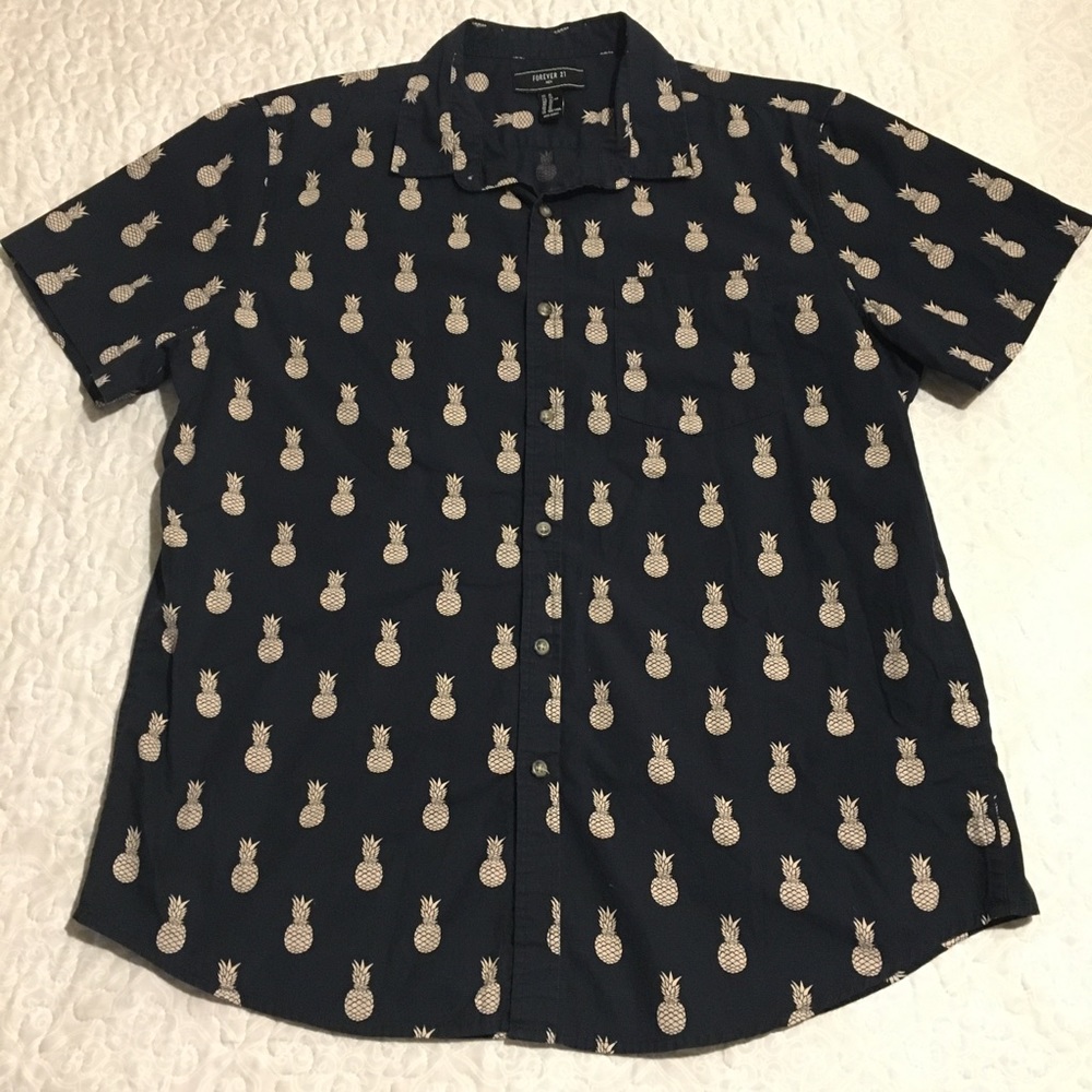 Forever 21 Men’s black pineapple print shirt EUC